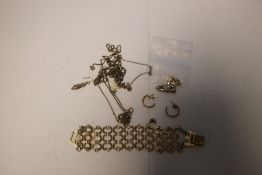 A COLLECTION OF YELLOW METAL JEWELLERY TO INCLUDE A PAIR OF EARRINGS