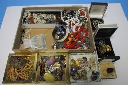 A QUANTITY OF ASSORTED COSTUME JEWELLERY