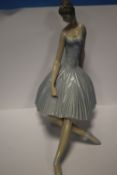 A LLADRO FIGURINE OF A BALLERINA A/FCondition Report:MISSING HAND AND THE HEAD HAS BEEN GLUED BACK