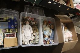 A VERY LARGE QUANTITY OF PORCELAIN HEADED AND OTHER DOLLS