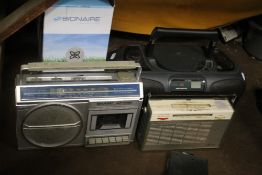 A COLLECTION OF RADIOS, TO INCLUDE A SHARP GF-1740 ETC