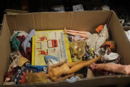 A TRAY OF VINTAGE DOLLS AND DOLLS HOUSE FURNITURE ETC (TRAY NOT INCLUDED)