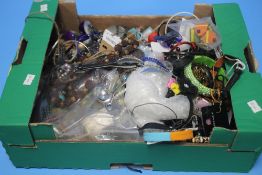 A QUANTITY OF COSTUME JEWELLERY AND WATCHES