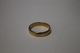 AN 18 CT GOLD WEDDING BAND APPROX 8.8 GRAM