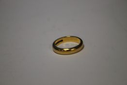 A 22 CT GOLD WEDDING BAND APPROX 6.5 GRAMS