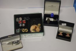 A QUANTITY OF ASSORTED CUFFLINK'S ETC
