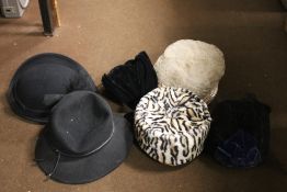 A SMALL COLLECTION OF VINTAGE HATS.