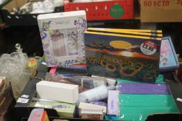 A TRAY OF GIFT SETS, COSMETICS ETC (TRAY NOT INCLUDED)