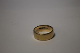 A 9 CT GOLD WEDDING BAND APPROX 8.4 GRAMS