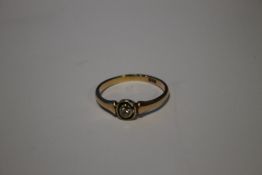 AN ANTIQUE 18 CT GOLD DIAMOND RING WITH HALLOW STYLE SETTING APPROX 2.7 GRAMS
