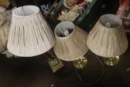 A COLLECTION OF LAMPS TO INCLUDE A ONYX TYPE EXAMPLE
