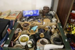 A TRAY OF METALWARE TOGETHER WITH A TRAY OF SUNDRIES AND CERAMICS (trays not included)