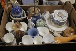 A TRAY OF CERAMICS TO INCLUDE WEDGWOOD (TRAY NOT INCLUDED)