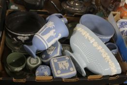A TRAY OF WEDGWOOD CERAMICS (MAINLY JASPERWARE) (TRAY NOT INCLUDED)