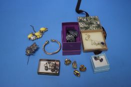 A BOX OF ASSORTED COSTUME JEWELLERY TO INCLUDE BROOCHES BANGLES ETC