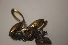 A SMALL BOX OF WHITE AND YELLOW METAL JEWELLERY TO INCLUDE A SILVER BROOCH