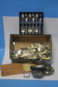 A QUANTITY OF ASSORTED METALWARE MAINLY FLATWARE