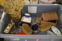 A TRAY OF COLLECTABLES TO INCLUDE A MOTTLED GLASS VASE, BELL ETC