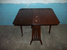 AN EDWARDIAN SUTHERLAND MAHOGANY DROP LEAF TABLE