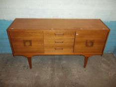 A RETRO TEAK SIDEBOARD WITH SLIDING DOORS. LENGTH 137 CM