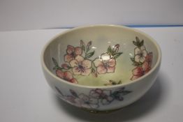 A MOORCROFT BOWL, 'SPRING BLOSSOM' - 16 cm DIAMETER - SIGNED WM