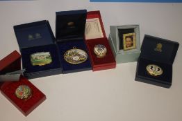 A COLLECTION OF SIX HALCYON DAYS BOXED ITEMS TO INCLUDE PIN DISHES, PHOTO FRAME ETC