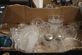 A TRAY OF ASSORTED GLASSWARE