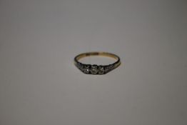 AN 18 CT GOLD AND PLATINUM THREE STONE DIAMOND RING APPROX 2.1 GRAM