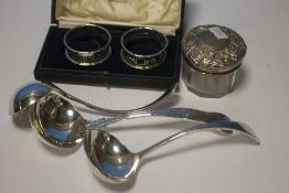 A COLLECTION OF WHITE METAL ITEMS TO INCLUDE NAPKIN RINGS, FLATWARE ETC