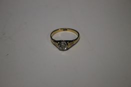 AN 18 CT GOLD DIAMOND SOLITAIRE RING APPROX 2.26 GRAM