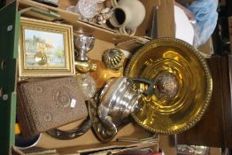 A TRAY OF MAINLY METALWARE TO INCLUDE, A CHARGER, A TEAPOT ETC (TRAY NOT INCLUDED)