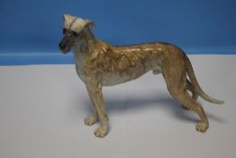 A CERAMIC IRISH WOLFHOUND FIGURE H 20 CM