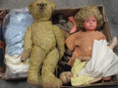 A SMALL TRAY OF VINTAGE DOLLS AND A VINTAGE TEDDY BEAR PLUS A SMALL QUANTITY OF VINTAGE CHILDRENS
