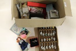 A BOX OF COSTUME JEWELLERY, MODERN DOLLS AND SOUVENIR SPOONS