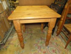 A SMALL PINE KITCHEN OCCASIONAL TABLE H-76 CM W-76 CM