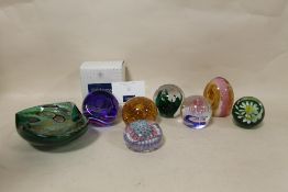 A TRAY OF PAPERWEIGHTS TO INCLUDE CAITHNESS EXAMPLES AND A MURANO STYLE BOWL