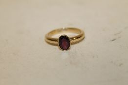 A HALLMARKED 9 CARAT GOLD GARNET TYPE RING, APPROX WEIGHT 3.95 G, RING SIZE Q