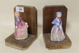 A PAIR OF SMALL FIGURINES MOUNTED AS BOOK ENDS