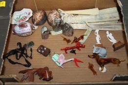 A SMALL TRAY OF COLLECTABLES TO INCLUDE GLASS ANIMALS, FANS, SHELLS ETC.