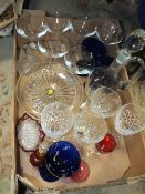 A TRAY OF GLASSWARE TO INCLUDE STEWART CRYSTAL DRINKING GLASSES, RAYWARE MARTINI GLASSES ETC.