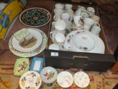 A TRAY OF ASSORTED CERAMICS TO INCLUDE COALPORT, ROYAL WINTON, COMMEMORATIVE WARE ETC.