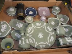 A TRAY OF ASSORTED WEDGWOOD JASPERWARE TO INCLUDE LILAC AND GREEN EXAMPLES