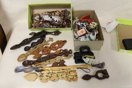 A SHOE BOX CONTAINING A COLLECTION OF WELSH CARVED LOVE SPOONS TOGETHER WITH A TRAY OF COLLECTABLES