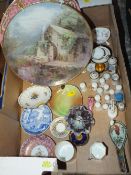 A TRAY OF CERAMICS TO INCLUDE MINIATURE CUPS AND SAUCERS, AN ANTIQUE WEDGWOOD CABINET PLATE AND HAND