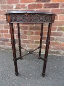 A SMALL ANTIQUE MAHOGANY CIRCULAR OCCASIONAL TABLE WITH UNUSUAL TRIPLE COLUMN SUPPORTS H-70 CM
