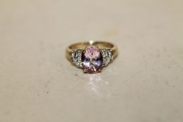 A HALLMARKED 9 CT GOLD PINK STONE DRESS RING, APPROX WEIGHT 4.4 G