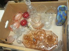 A TRAY OF ASSORTED GLASSWARE TO INCLUDE A STUDIO GLASS VASE, CUT GLASS DECANTER, DRESSING TABLE
