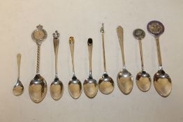 A COLLECTION OF HALLMARKED SILVER COLLECTORS SPOONS, APPROX COMBINED WEIGHT 101 G