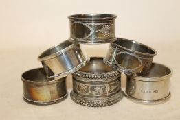 A SELECTION OF SIX HALLMARKED SILVER NAPKIN RINGS, TO INCLUDE A PAIR OF CHESTER EXAMPLES