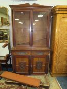 AN ANTIQUE MAHOGANY GLAZED BOOKCASE WITH CARVED DETAIL H-221 CM W-122 CM A/F